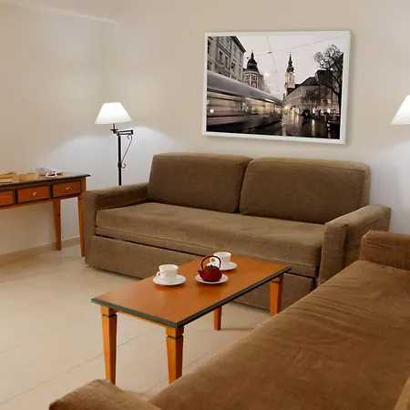 Hotel Apartamentos Pyr Fuengirola-3